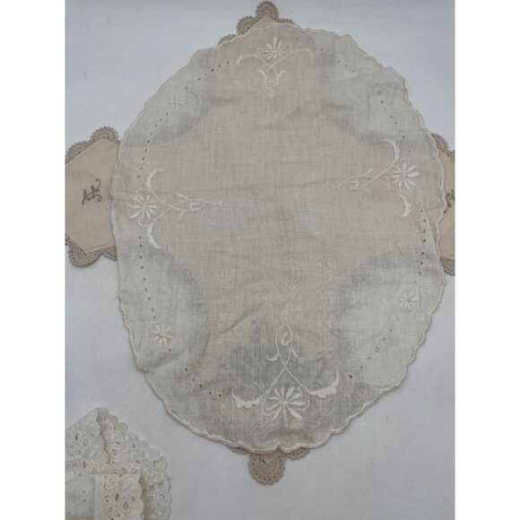 Vintage Linen Embroidered Crocheted Edge Bread Liner & Doilies Lot of 3 - Picture 6 of 11